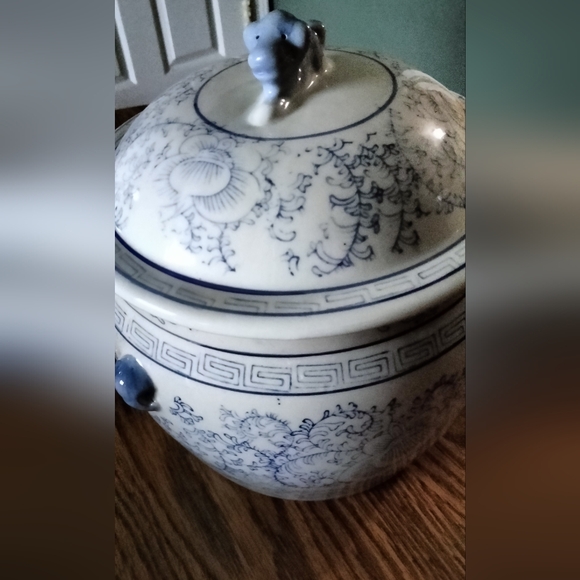 Vintage Chinese Porcelain Covered Jar with Foo Dog Finial So Beautiful - Picture 2 of 10